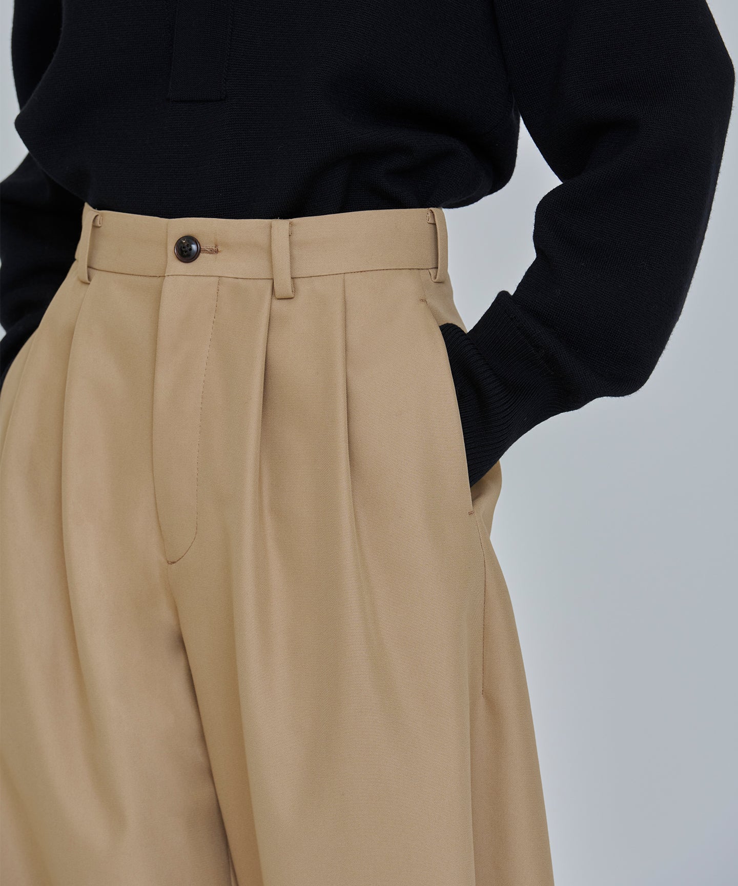 COTTON POLYESTER GABARDINE / DOUBLE PLEATED TSUTSUMU PANTS