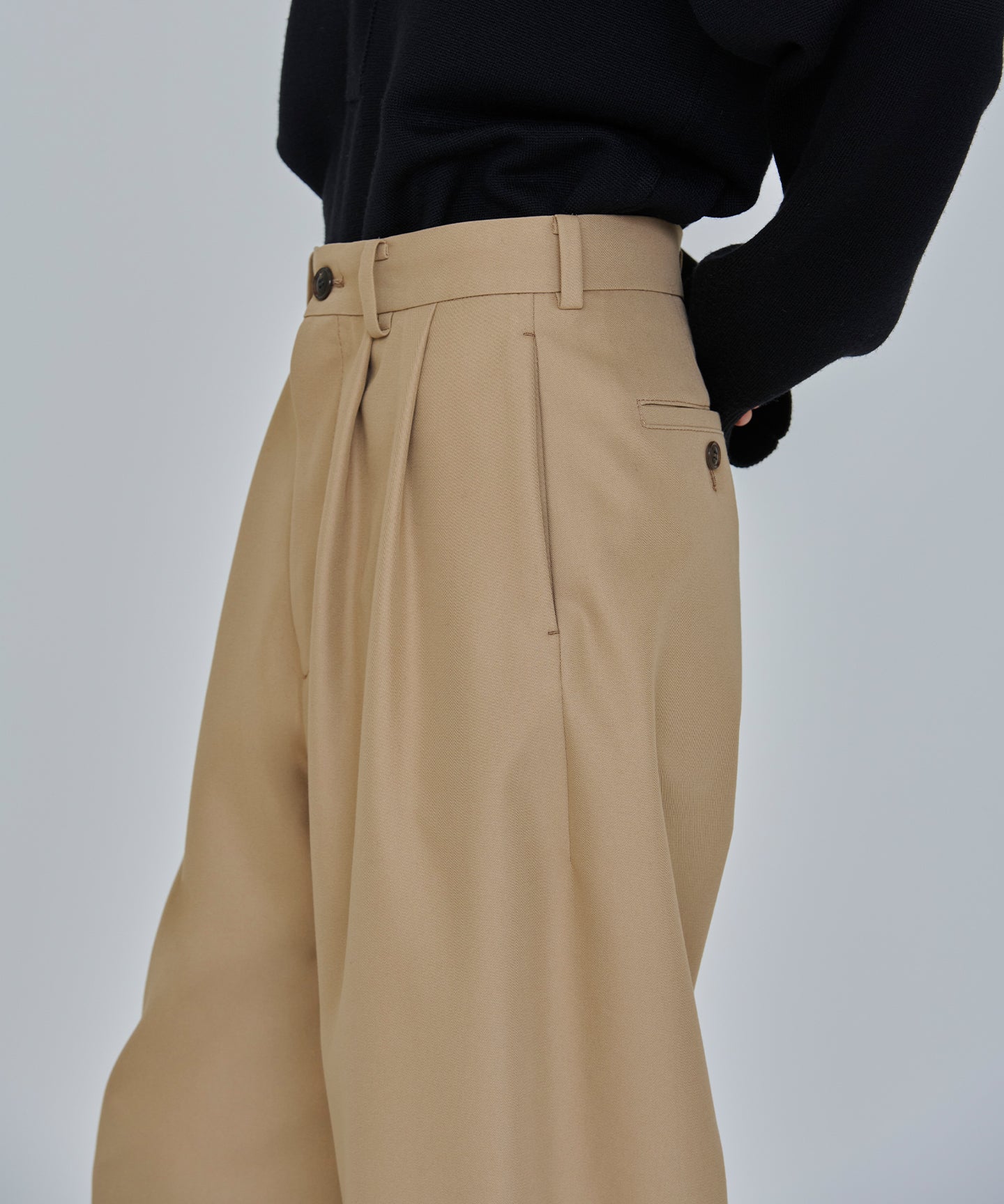 COTTON POLYESTER GABARDINE / DOUBLE PLEATED TSUTSUMU PANTS