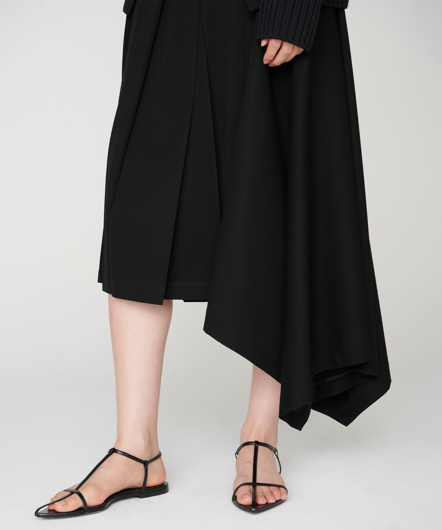 WOOL GABARDINE / PLEATED ASYMMETRY SKIRT