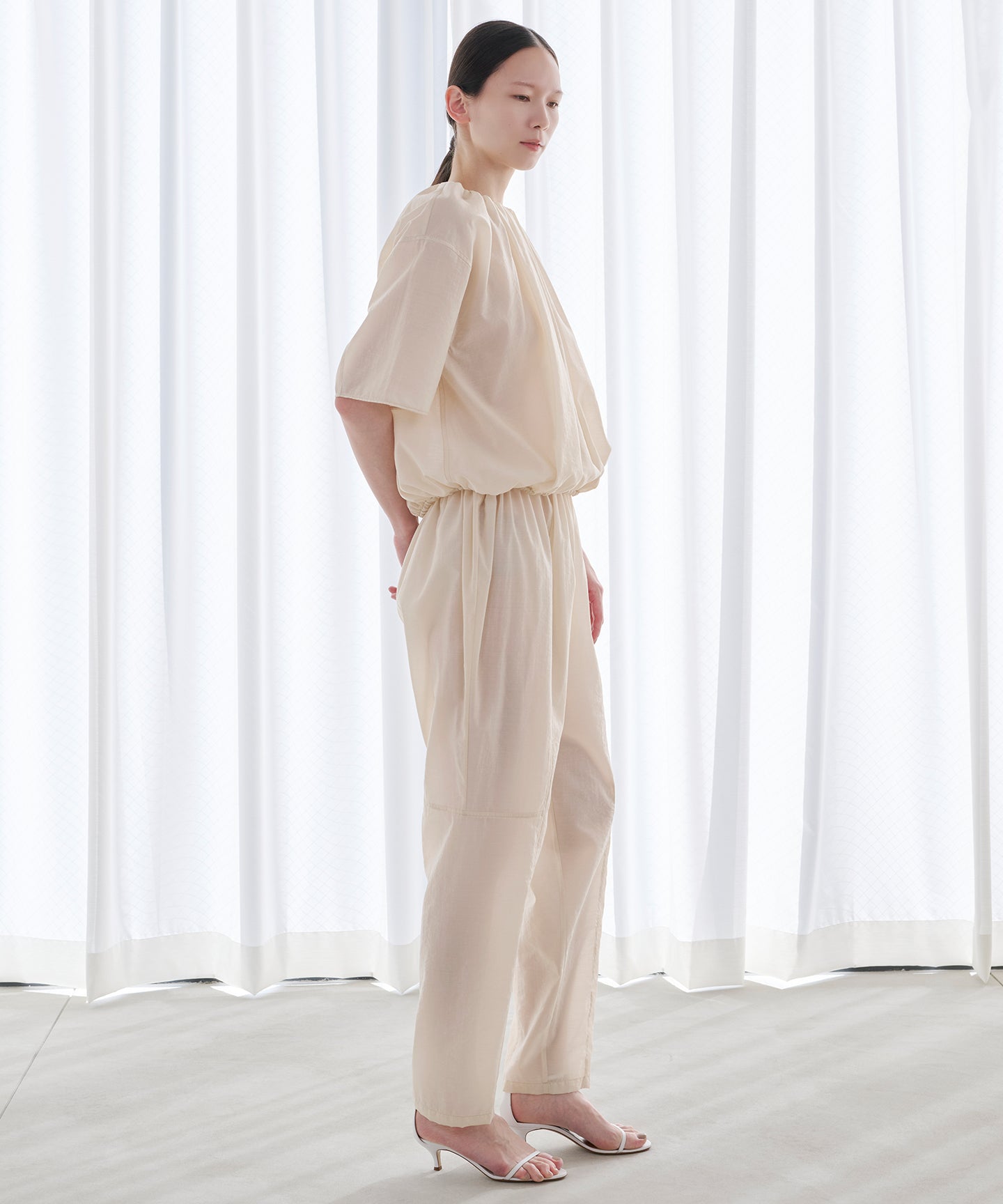 WOOL NYLON POPLIN / GATHER HALFSLEEVE BLOUSE