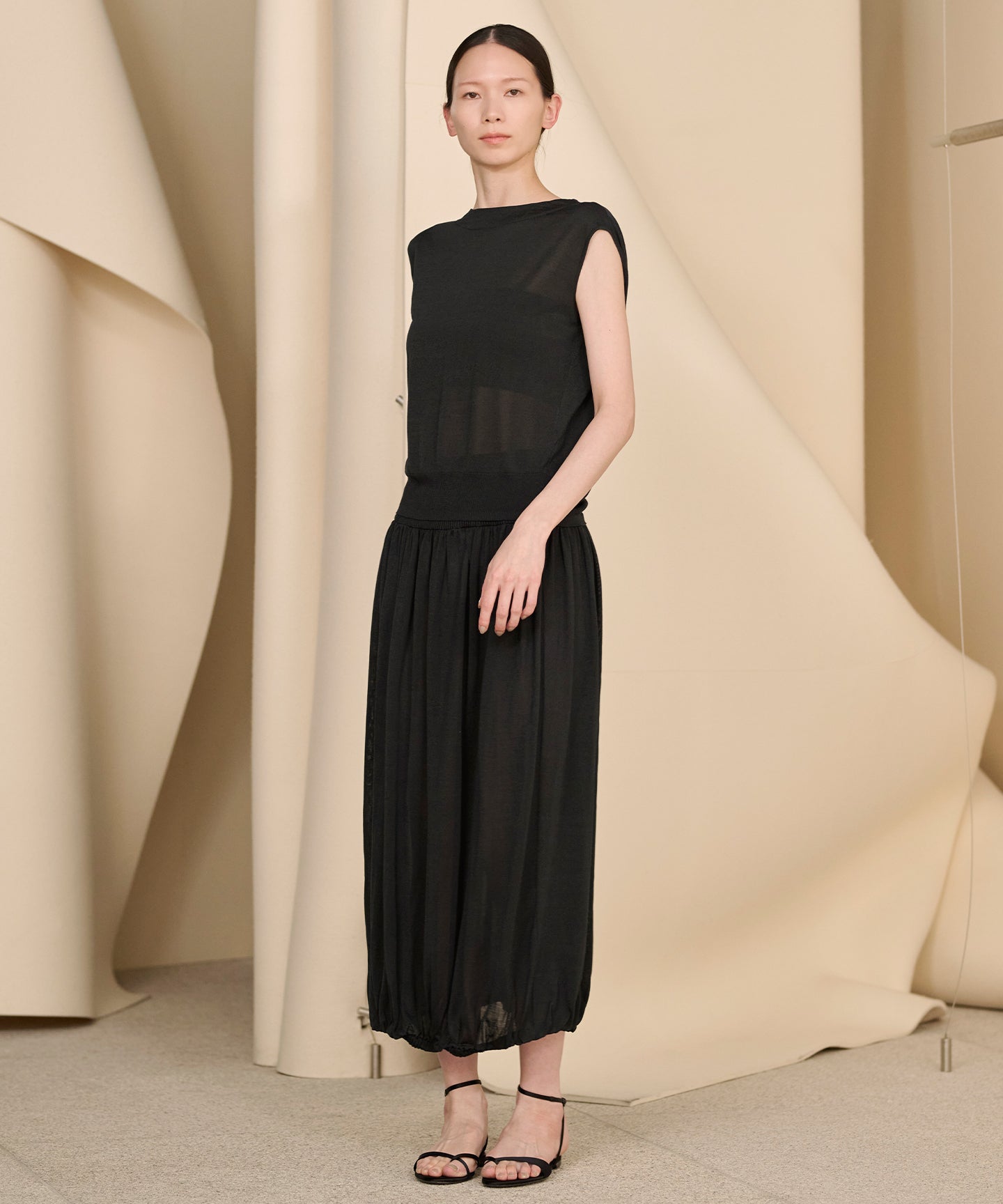 SILK RAYON / RD NK SLEEVELESS