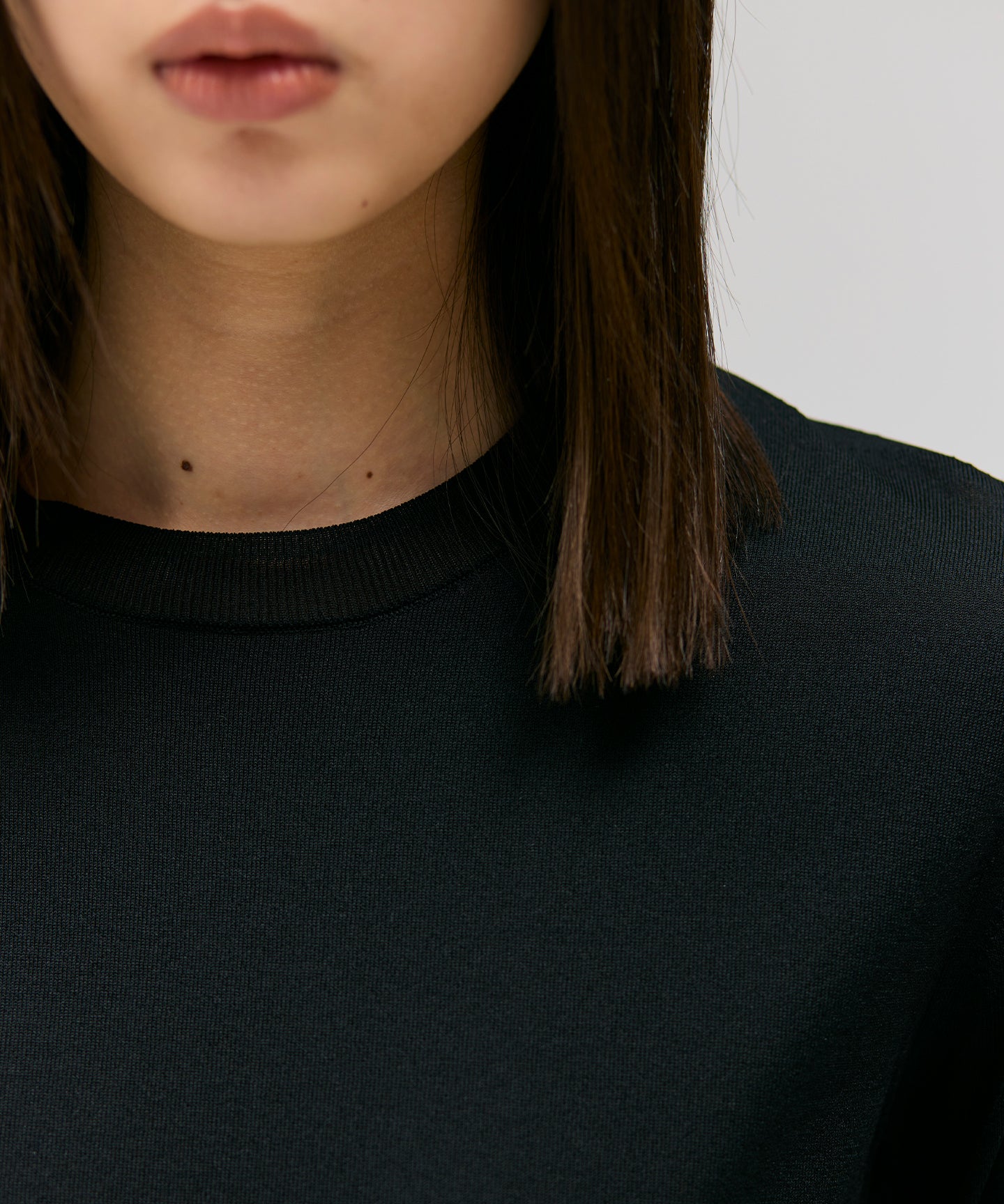 LUSTROUS SYNTHETIC KNIT / TOPS